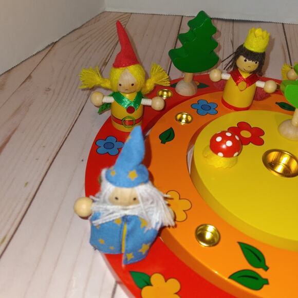 Goki Wooden Wreath Complete in Box w/ 14 figures Montessori - Picture 5 of 9